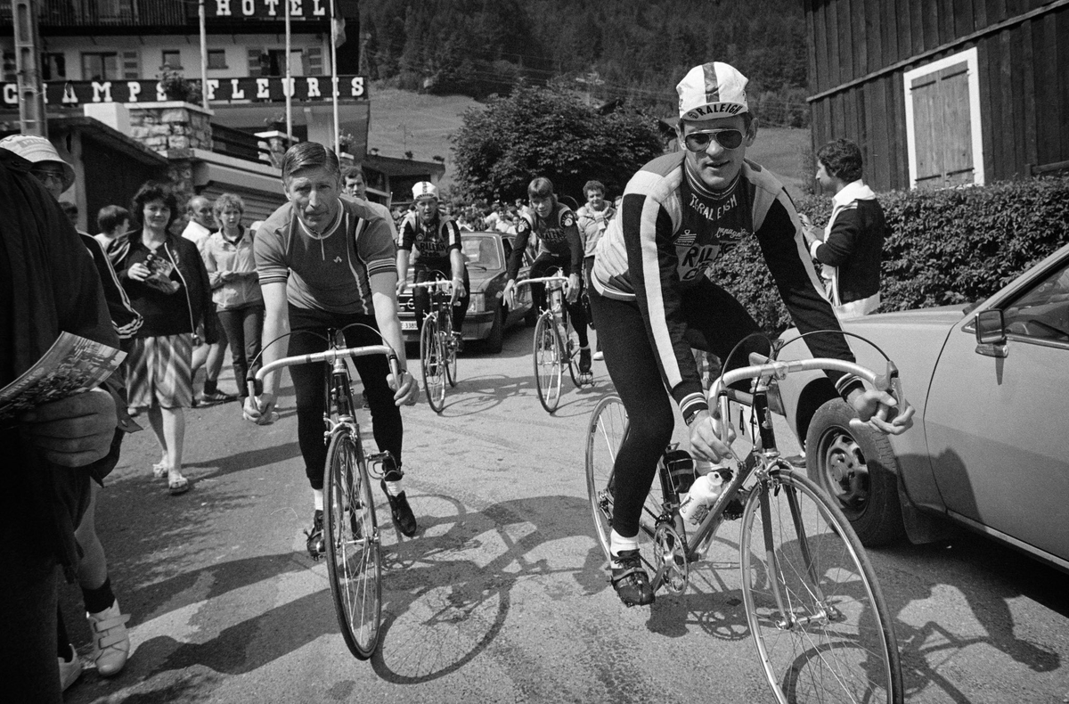 Miroir2Cyclisme's tweet photo. Le Premier Ministre néerlandais Dries van Agt accompagnant les coureurs de l'équipe Ti-Raleigh, lors de la journée de repos de Morzine (Tour 1981)
📸 via @rouleur
#DriesvanAgt #GerrieKnetemann 🕯️ @HenkLubberding #TDF #TDF1981 #wielrennen #cycling #cyclisme #ciclismo @Morzine https://t.co/5qj2DjL6vw