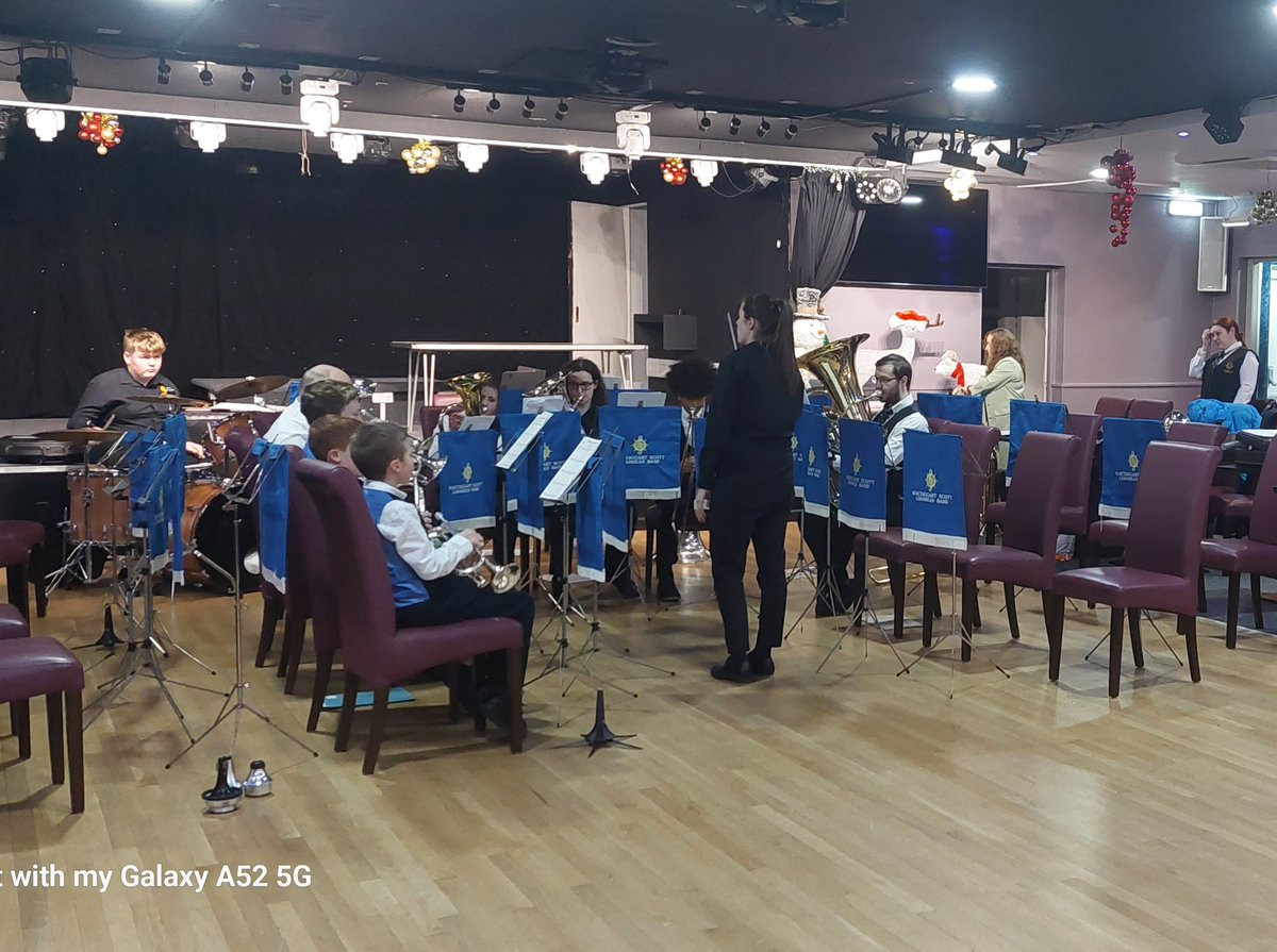 Great concert tonight in well done to all the players for a funtastic night of Christmas tunes. Thanks to Fiona Mundy and Andrew Pennycook for their help. From everyone at Loanhead Brass Roots have a very Merry Christmas and prosperous New Year.