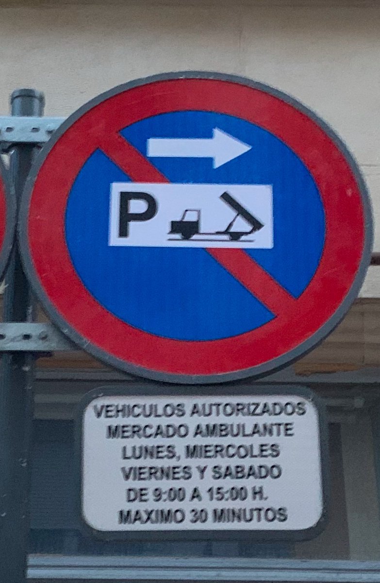 rescondio's tweet photo. ¿Alguien sabría traducirme esta señal de tráfico? ¿Se puede aparcar libremente martes y jueves? ¿Es carga y descarga siempre excepto los vehículos autorizados esos días? Hace tiempo llamé a la policía municipal y me dijeron que “no estaban seguros” 🫣 https://t.co/2tX6maSrU0