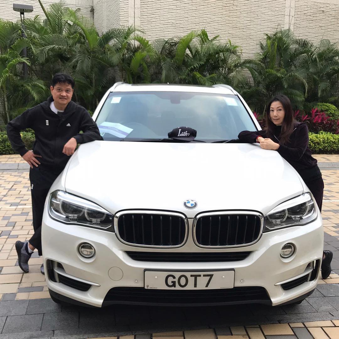 3281994s's tweet photo. ครอบครัวแจ็คสันฉลองวันครบรอบ 5 ปีของวงด้วยป้ายทะเบียนใหม่ “GOT7” เป็นการตอกย้ำความสัมพันธ์ที่ดีมากจริงๆ เพราะไม่ใช่แค่พี่แจ็คที่รักวง แ���้แต่ป๊าม๊าของเขาเองก็ยังรักและซัพพอร์ตวงอย่างดีมาเสมอ ไปส่องไปจีของหม่าม้าได้เลย เมื่อก่อนอัปเดตลูกชายและมีโมเมนต์กับมบบ่อยมาก 

#JacksonWang https://t.co/kUEguVNaiP
