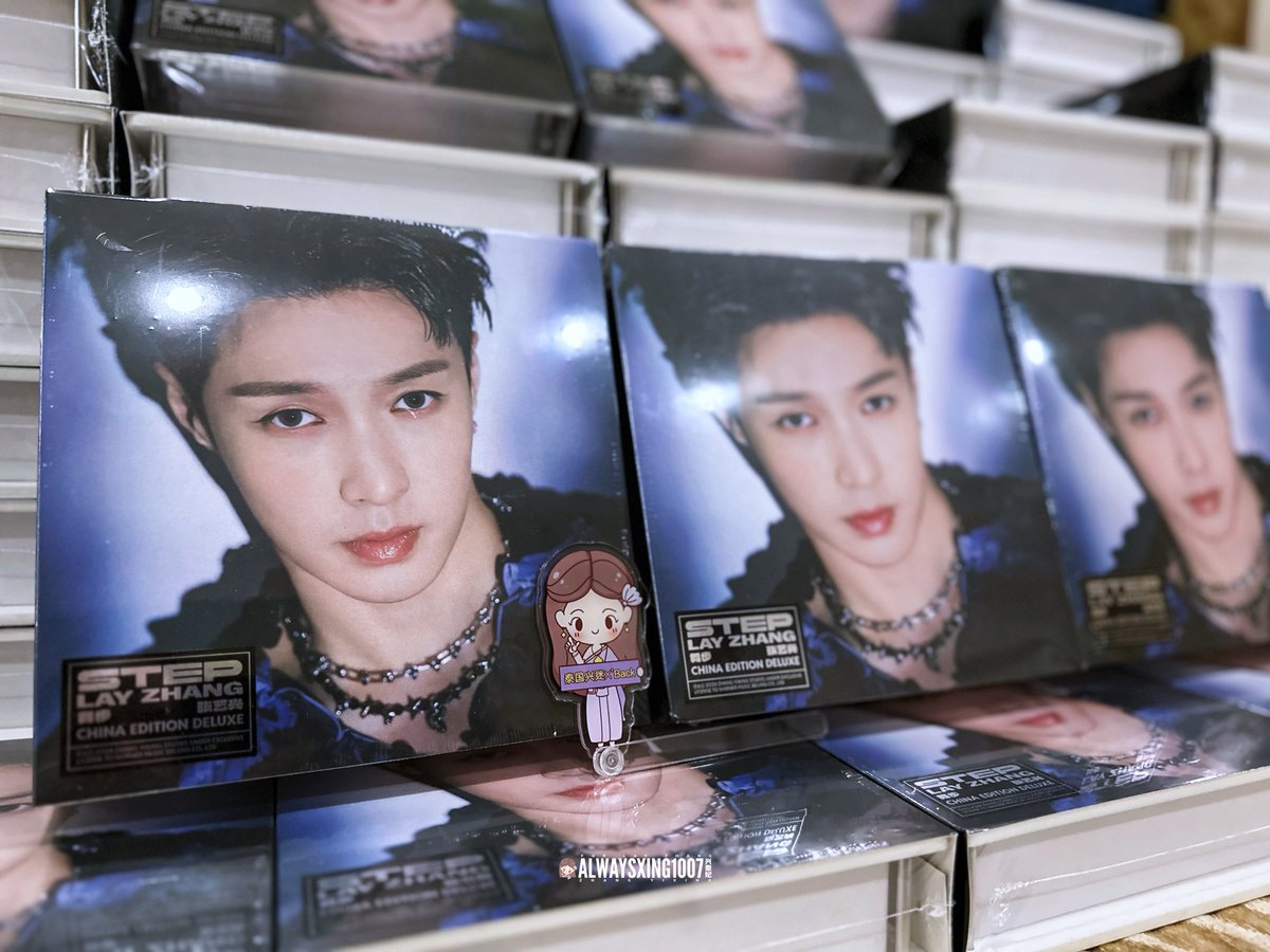 AlwaysXing1007's tweet photo. 【STEP ALBUM】@layzhang CHINA EDITION DELUXE <𝐒𝐓𝐄𝐏> 💽 🇨🇳
ลูกชายสัญชาติจีนถึงไทยเป็นที่เรียบร้อยแล้วค่ะ🛬🇹🇭
บอกเลยว่าลูกชายคนนี้สมบูรณ์ด้วยน้ำหนักที่หนักกว่าพี่น้องทุกคนเตรียมแบกน้องเข้าบ้านนะคะ
💜#อี้ชิง #Yixing #LayZhang #张艺兴 #เลย์จาง #Lay_STEPbySTEP
#AlwaysXing1007 https://t.co/fUsaNdlDRF