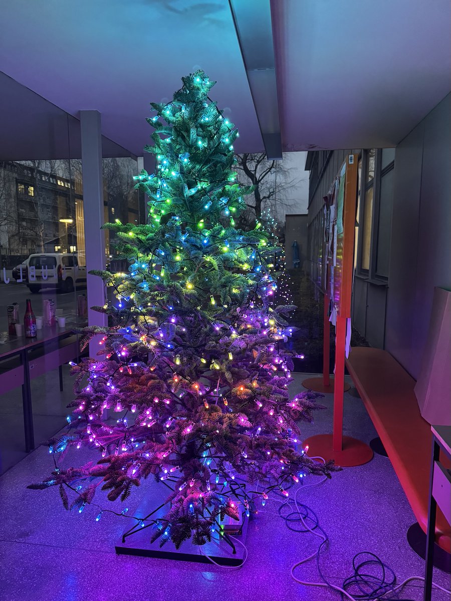 V predverju <a href="/FMF_UL/">FMF UL</a> stoji novoletna jelka, ki so jo postavili naši študenti. Njenih 500 barvnih lučk lahko programira vsak na daljavo in ustvari svoj vzorec. Študenti so ustvarili tudi  vizualni programski jezik Jelkly za ne-programerje. Več na jelka.fmf.uni-lj.si 1/2