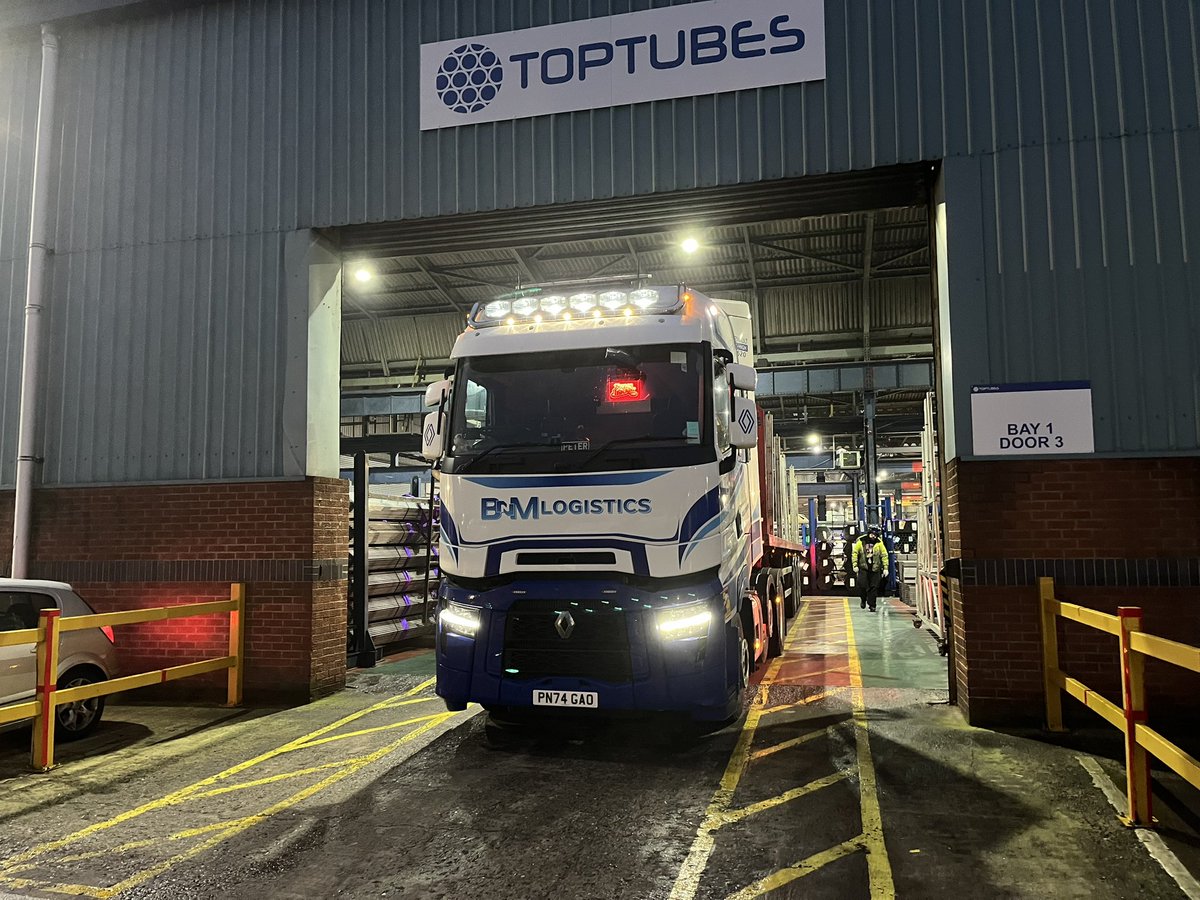 Frecklad's tweet photo. You can’t beat loading inside on a cold wet morning 😊 https://t.co/NHqnuTC0rd