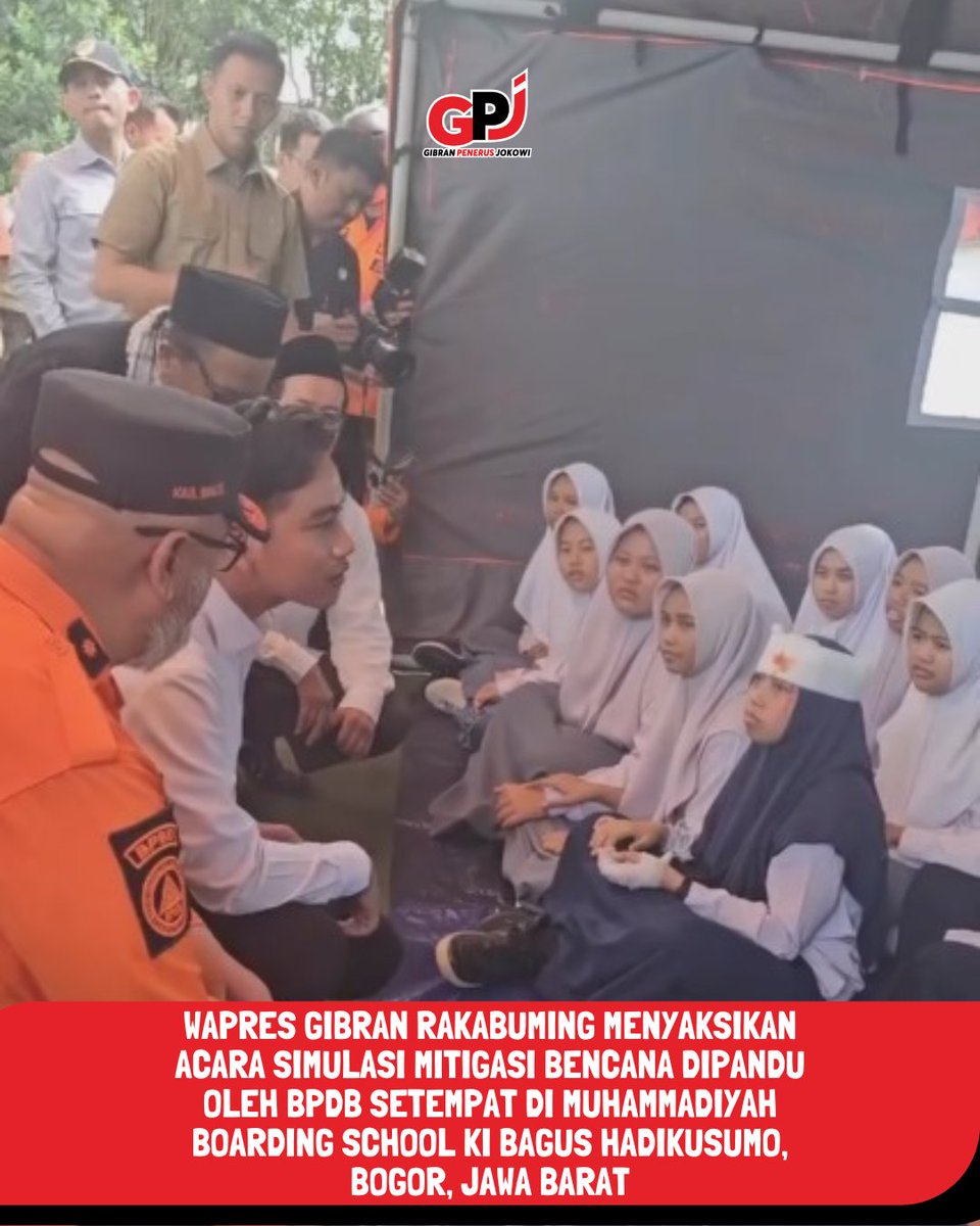 gpj_indonesia's tweet photo. Wapres Gibran menyaksikan simulasi mitigasi bencana di Muhammadiyah Boarding School Ki Bagus Hadikusumo, Bogor. 
Edukasi Para santri dilatih keterampilan praktis agar lebih tangguh dan siap melindungi diri dalam situasi darurat.  
#MitigasiBencana #GenerasiTangguh #BPBD https://t.co/85TWNebntU