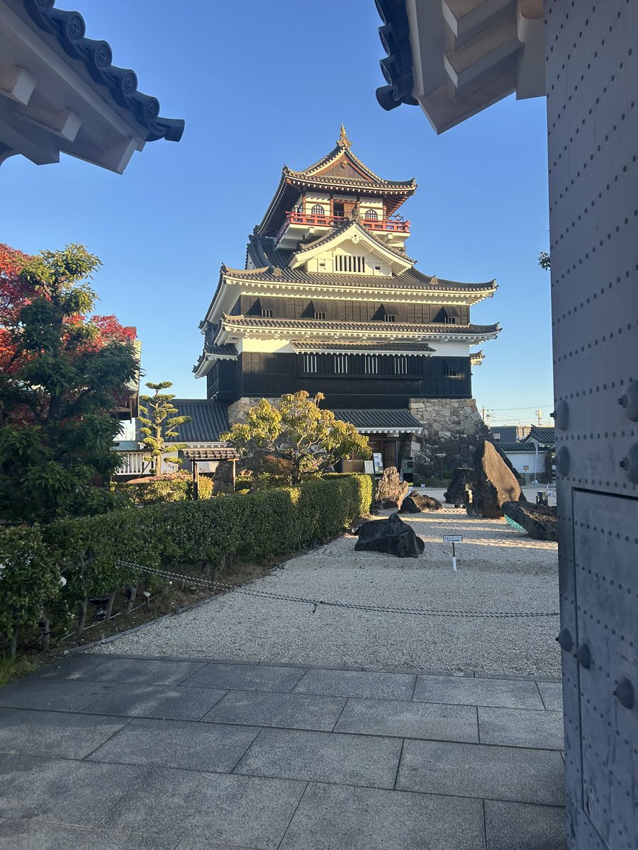 今日も清洲城では#きよすイルミ2024 を行っておるぞ
12月25日が最終日であるから忘れぬようにな✨️
鮮やかに彩られた清洲城を是非とも見に来てくれ‼️