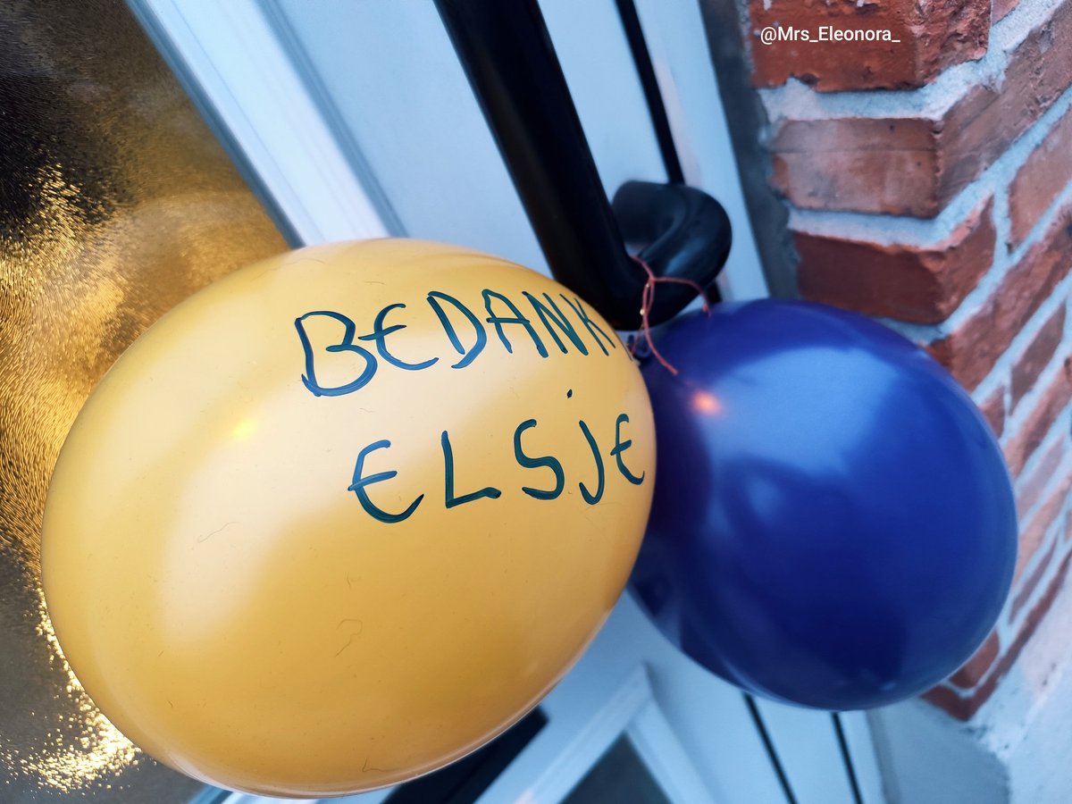 Mrs_Eleonora_'s tweet image. Goeiemorgen 💋
Onze liefste postbode gaat op pensioen. Met de hele buurt hebben we ballonnen aan onze voordeur gehangen.
Een klein gebaar voor een
 "Grande dame!" ❤️
#postbode #kleingebaar #ddk