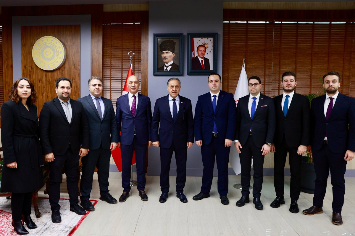 Cumhurbaşkanlığı İletişim Merkezi (CİMER) Eğitim ve Bilgilendirme Toplantısı için Bingöl'de bulunan Cumhurbaşkanlığı İletişim Başkanlığı Halkla İlişkiler Daire Başkanı Durmuş Ersoy, İletişim Başkanlığı Diyarbakır Bölge Müdürü Fikret Dişlioğlu ve beraberlerindeki eğitimcileri