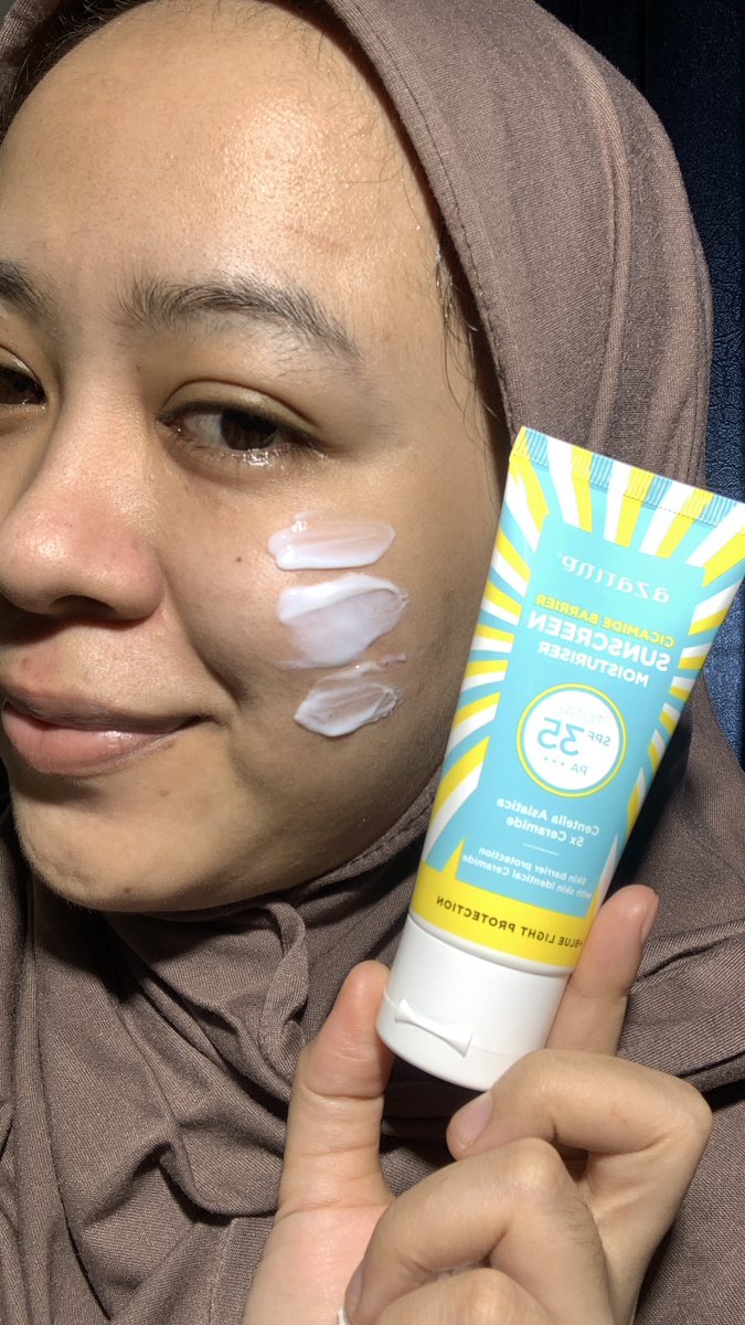 Ga bisa dipungkiri, bbrapa ingredients dalam sunscreen tuh nge-trigger jerawat 😫 dan walau kulit lagi rewel, sunscreen tetap harus pake. Nah lho?!..

Untungnya aku punya Azarine Cicamide Barrier Sunscreen Moisturizer SPF 35 PA+++ untuk kulit rewel plus bisa nguatin skin barrier