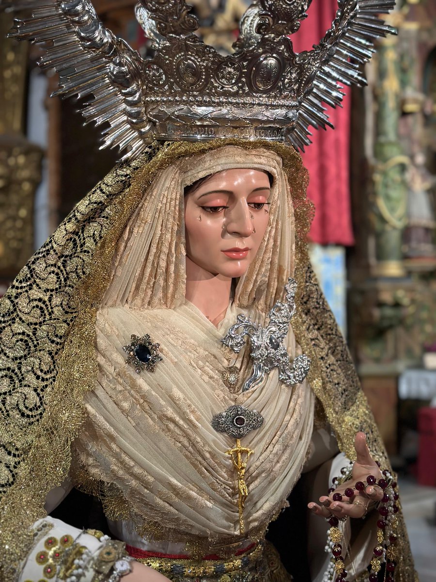 Estas son las mañanitas
Que cantaba el Rey David
Hoy por ser día de tu santo
Te las cantamos a ti
Despierta mi bien despierta
Mira que ya amaneció
Ya los pajarillos cantan
La luna ya se metió
Comienza el Solemne Besamanos de Ntra. Sra. de Guadalupe. 
#guadalupe #px