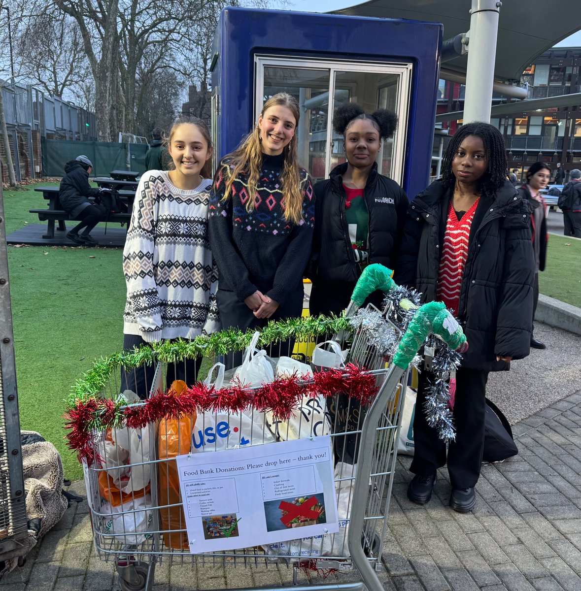 Our wonderful sixth formers are on the gate this morning taking donations for <a href="/HackneyFoodbank/">@HackneyFoodbank</a>.