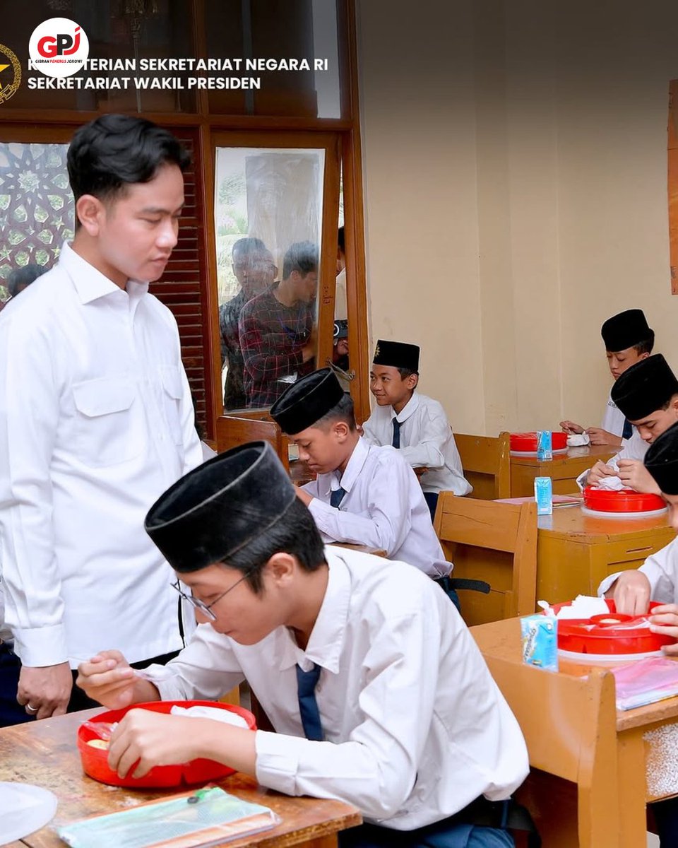 gpj_indonesia's tweet photo. Wapres Gibran Rakabuming melakukan kunjungan kerja ke Kabupaten Bogor, Jabar, untuk meninjau Simulasi Mitigasi Bencana &amp; program Makan Bergizi Gratis (MBG) di Pondok Pesantren Muhammadiyah Boarding School Ki Bagus Hadikusumo. 

 #MakanBergiziGratis #gibranpenerusjoko https://t.co/eSxVRBnUZe