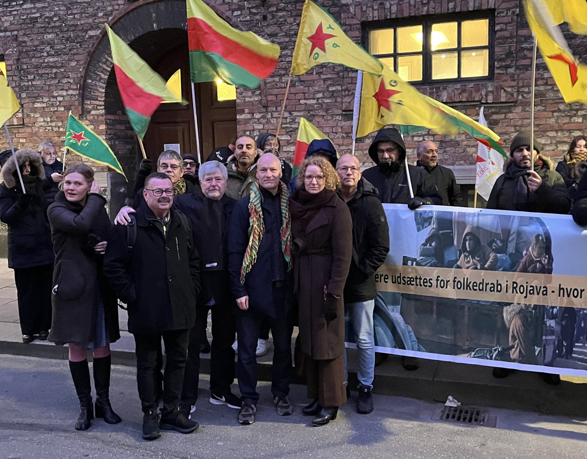Medlemmmer af Enhedslistens folketingsgruppe deltog her til morgen i en manifestation foran Christiansborg til støtte for kurderne og de andre progressive kræfter i Rojava. Støtten til deres kamp mod de islamistiske kræfter er afgørende for Syriens og Mellemøstens fremtid. #dkpol