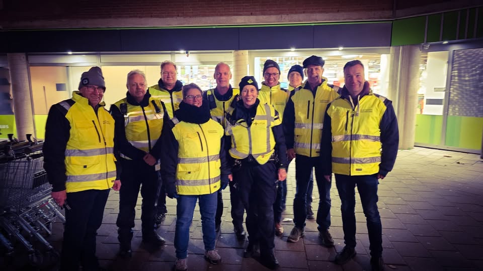 Gisteren avond weer een groeps wandeling gedaan met de buurtpreventie. Wijkagent Corina en enkele politie vrijwilligers sloten hierbij aan.

#buurtpreventie #waddinxveen #wijkagent #vrijwilligepolitie #zuidplas #triangel #wandeling #veiligheid