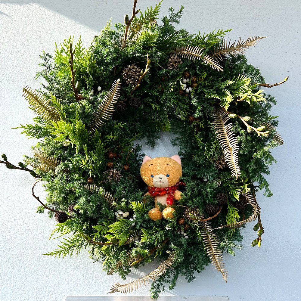 dwarf_inc's tweet image. 今年もこの季節がやってきました！
土屋さんのクリスマスリース🎄
ゴールドの葉っぱがキラキラ綺麗です✨
ふかふかのはっぱに囲まれてこまちゃんまんぞくげ〜☺️
#ドワーフスタジオ #こまねこ