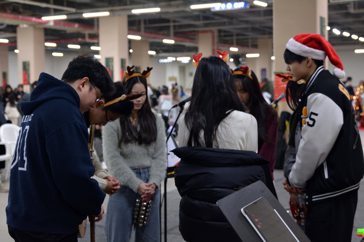 A huge thank you to everyone who made our PTA Christmas bazaar🎅  such a wonderful event. It was heartwarming to see our community come together and celebrate the holiday season.🎄