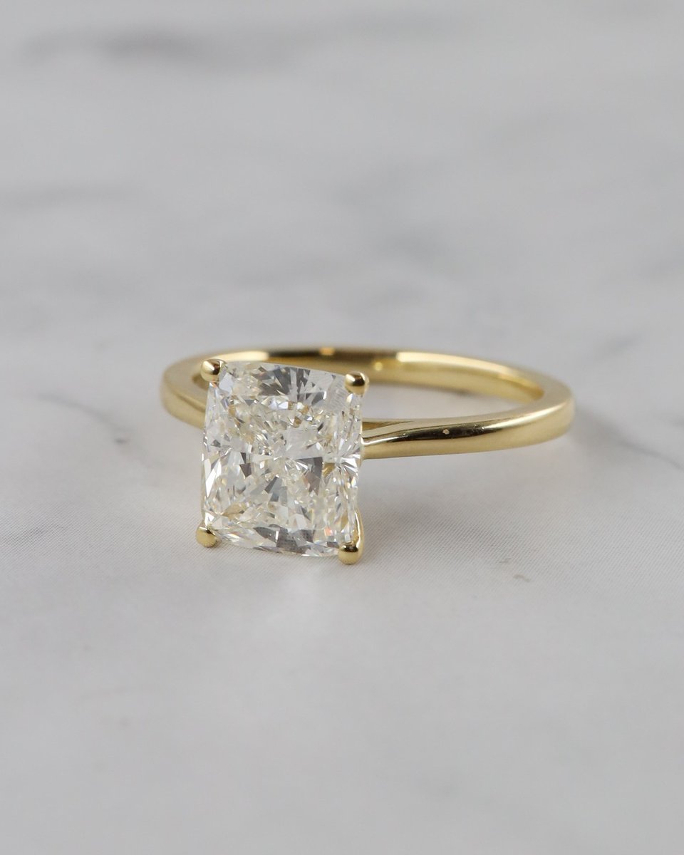Harmonyjewelsld's tweet photo. Falling 🍁in love with this timeless Elongated Cushion beauty
Details:
Solitaire
2CT Elongated Cushion
H - VVS2
Yellow Gold
Comment if you ❤️
#elongatedcushion #elongatedcushion #elongatedcushiondiamond #elongatedcushiondiamondring #solitairering #labdiamond #labdiamonds #londonjewelers #londonjeweler