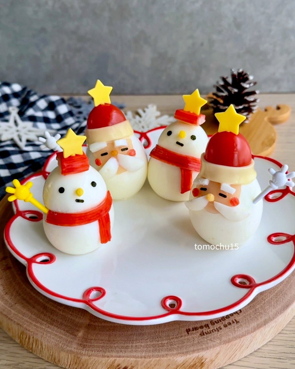 ゆで卵でクリスマス！イェイ！

鼻はダイソーのあられ、サンタの顔は生ハム🎄🎅