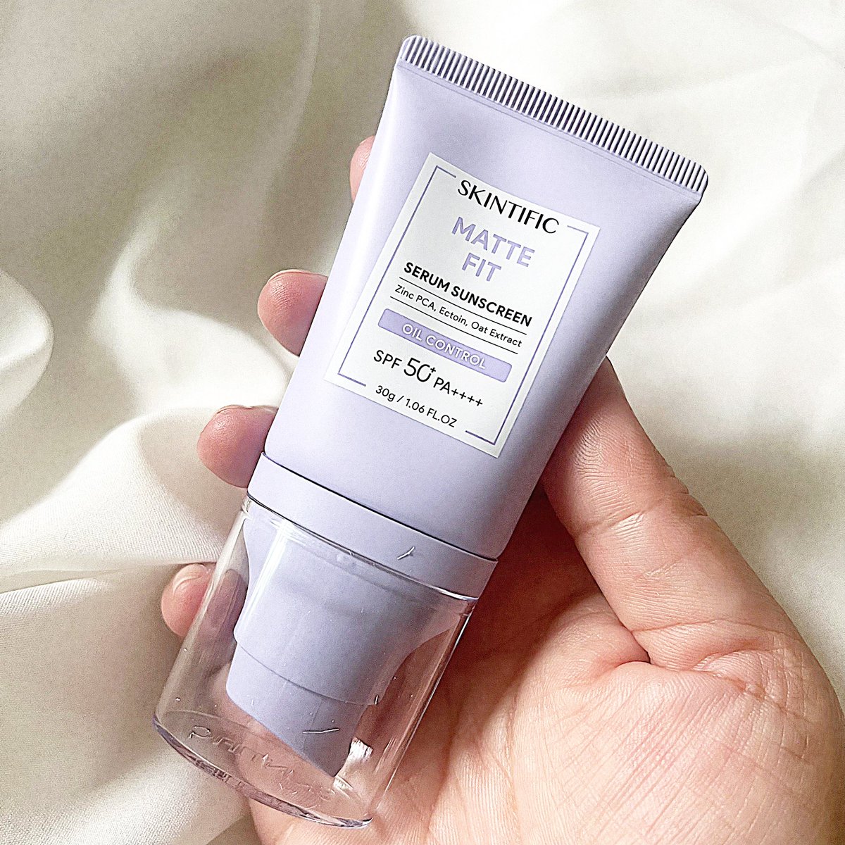 #กันแดดม่วง กันแดดตัวใหม่จาก SKINTIFIC ตัวนี้ SPF 50+ PA++++ เลย เนื้อบางเบา นุ่มๆเหมือนปุยเมฆ ซึมไวแบบจออึ้งจึ้ง ตัวนี้เค้ามีความให้ผิวแมตต์ ทาลงผิวปุ๊บคือผิวเนียนเหมือนกำมะหยี่เลย แล้วยังคุมมันได้ยาวนานถึง 8 ชั่วโมง ด้วยเทคโนโลยี Double Shine Control เหมาะสำหรับคนผิวมันแบบนี่ที่สุด ใครชอบกันแดดฟินิชแมตต์ ตัวนี้คือตอบโจทย์