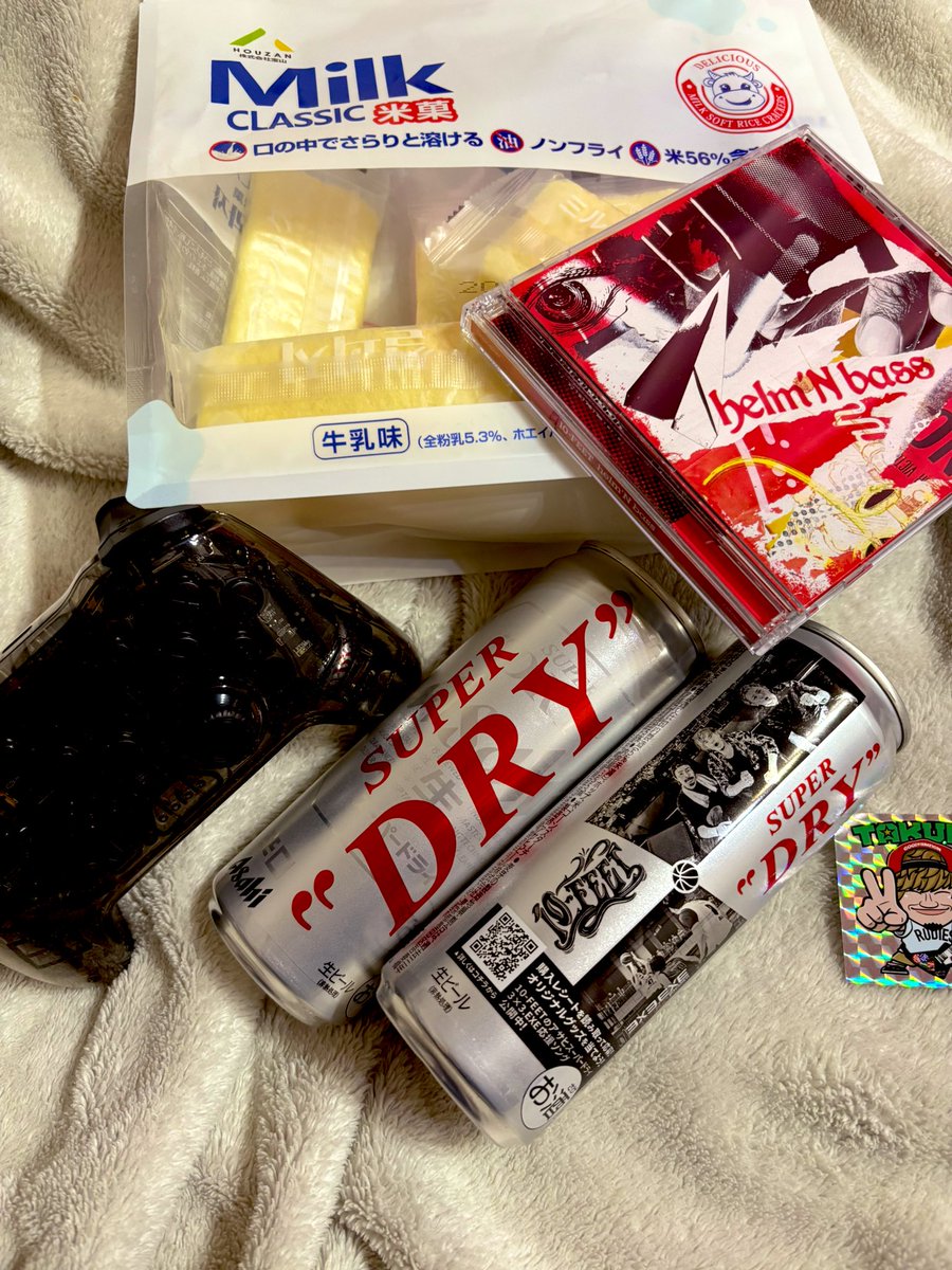 sunattekotode's tweet photo. 通話してる人に物を渡すと何故か受け取る説😳
を家族から試されて
仕事の通話中に全部受け取ってしもた😂w
娘が運んでくれたテンフィビールで乾杯🍻やねーん😊
息子→CDとステッカーとお菓子
旦那さん→ゲームのコントローラー
(すな＠しれっと浮上)←🙈w https://t.co/b0QWz5WCR2