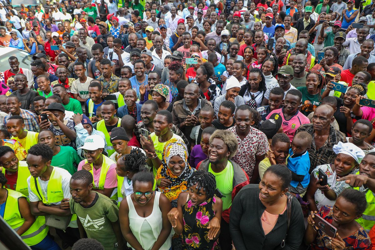 #SambazaFurahaNaSafaricom  Caravan is in the Coast Region during this Jamhuri Day spreading cheer. I like using the M-PESA service from <a href="/SafaricomPLC/">Safaricom PLC</a> . <a href="/jnr_ondiek/">Ondiek Jnr</a> <a href="/OndegoF/">OndegoFlorence</a>, join the campaign and share your favourite service from Safaricom.