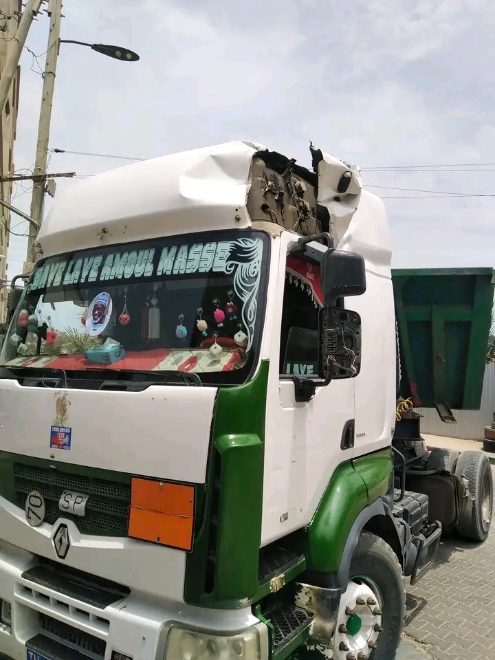 PapeModouDieng8's tweet image. BILAHI YAGUE NA WAKH LES PARE-BRISE YII FÉSS DÉLLE AK AII PHOTO AII POUPÉ LOU NÉK SI PARE-BRISE DA WARA DÉGNE DOOFF YII DI DAWALLE CAMION YII GNOU ARRÊTEZ LÈNE AK TATA YII TMT