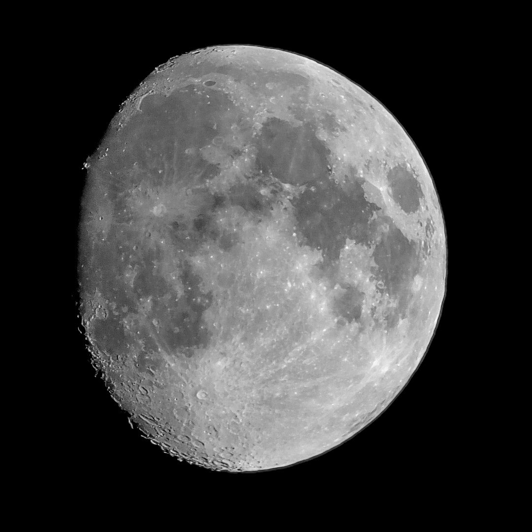 zeta_orionis3's tweet photo. 今宵の月🌔
ひつじ雲が頻繁に通過しており記念撮影のみ
月の高度が高くなりベランダからは限界😅
#イマツキ #SC001 https://t.co/dfUf0Ct0P9