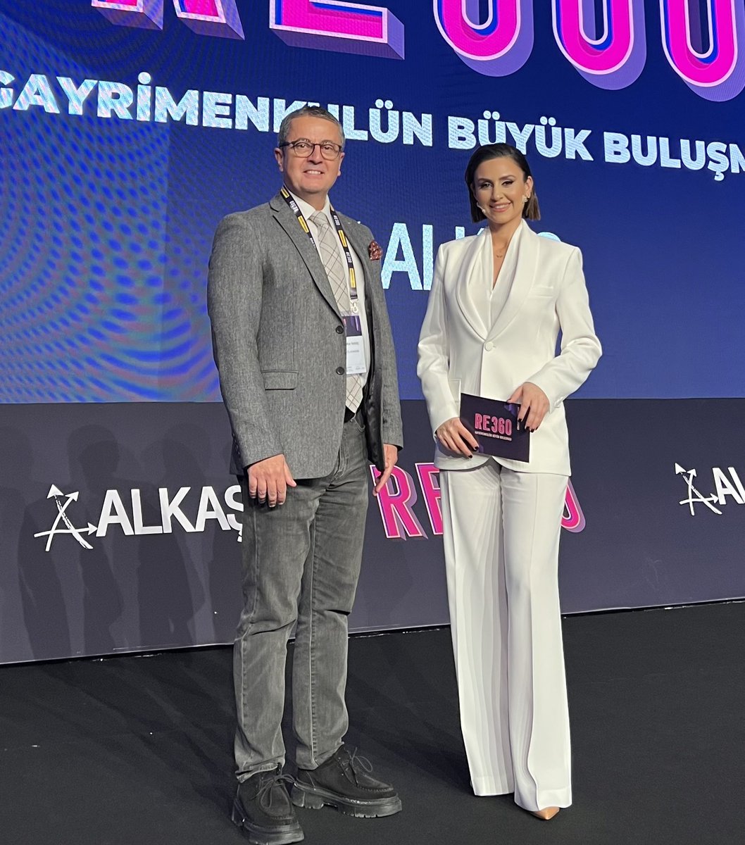 BoraYargic's tweet photo. Şafak Tükle ile RE360 Gayrimenkul ZirvesiSwisshotel @safaktukle @cnbceofficial @avialkas #re360 #gayrimenkul #digitalnetworkalkas #swisshotel #CNBC #finans #ekonomi #borayargic https://t.co/9pYUQNmqcc
