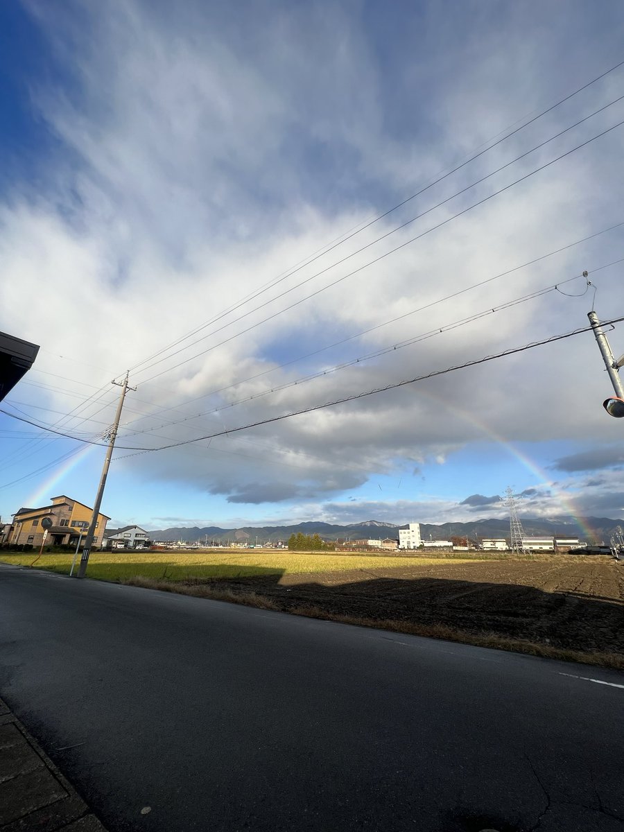 福井は久しぶりの青空でとっても気持ちがいいです😉
会社の前に虹🌈✨
良いことあるかも🥰