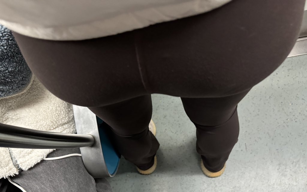 又软又弹，小姐姐中间自己把臀缝卡进去了……
#地铁 #约顶