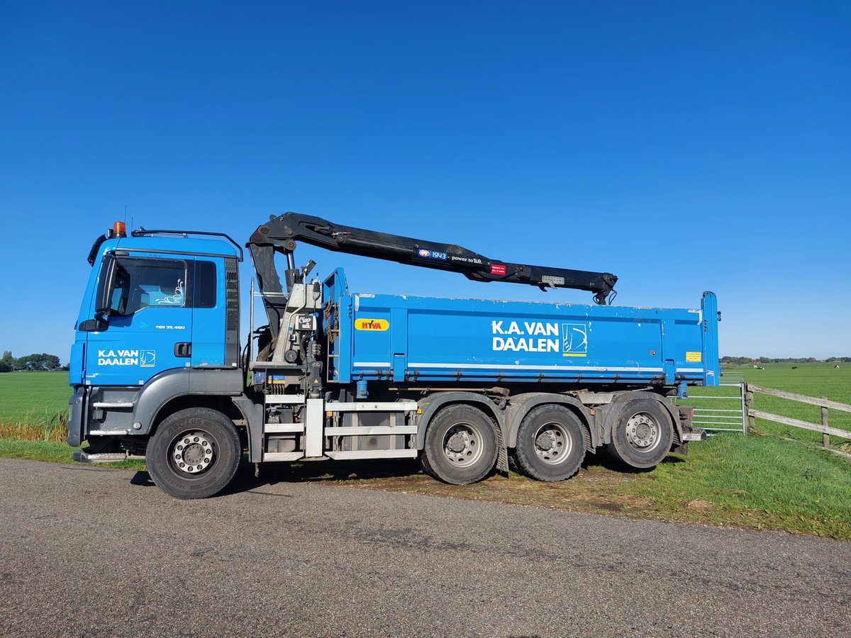 🚨De dag van de #chauffeur
Trots op onze mannen die voor dag en dauw de weg op gaan om onze klanten blij te maken💪
Mochten jullie onze toppers tegenkomen 🙋‍♂️ even om te laten zien dat je hun inzet waardeert💙
PS: In welke wagen zou jij wel eens een dagje op pad willen? 
#mooiwerk