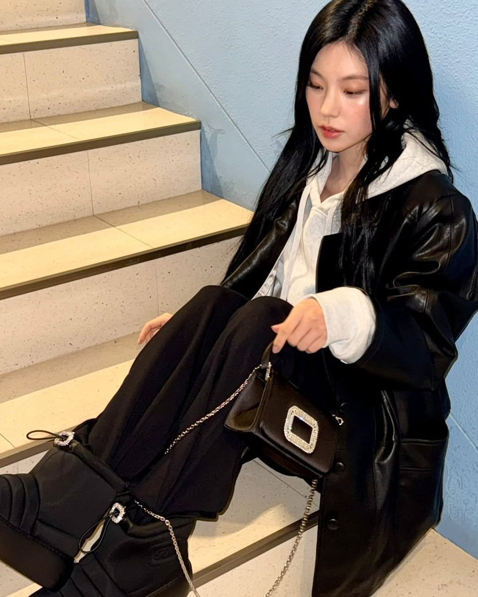 yejinnoom's tweet photo. Winter with roger vivier❄️
#Yeji #Rogerviver
@rogervivier https://t.co/dFdCDLibQq