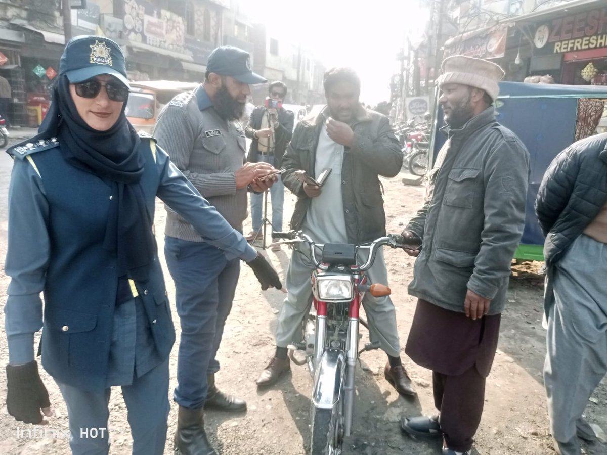 ctprwp's tweet photo. بغیر نمبر پلیٹس اور بلیک پیپر کے خلاف کارروائی جاری
بغیر نمبر پلیٹس اور بلیک پیپر والی گاڑیوں کے خلاف سخت کارروائی کی جا رہی ہے۔ عوام سے اپیل ہے کہ قوانین کی پابندی کریں اور ٹریفک کے نظام میں تعاون کریں۔
#TrafficRules #NumberPlates #BlackPapers #CTPRawalpindi https://t.co/giOyAlPzas