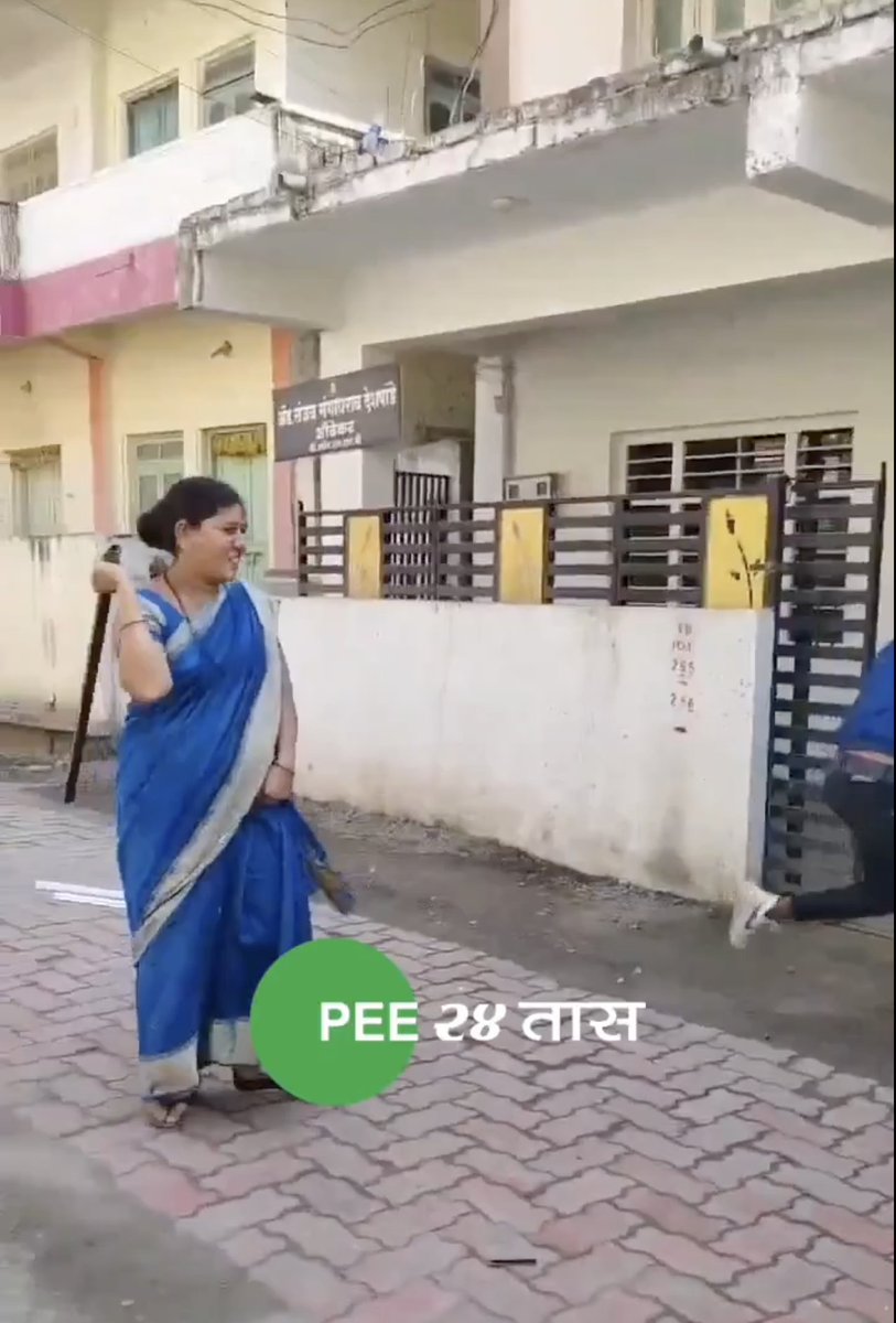 KasarPatil96's tweet image. संविधानाच्या अपमानाचा बदला घेताना यांना तोडफोड करायला या प्रकरणाशी काहीच संबंध नसणाऱ्या &quot;संजय देशपांडे&quot; यांचंच घर कसंकाय भेटलं? 

उत्तर एकच - &quot;जात!&quot; 

कारण, देशपांडेंच्या जातीची माणसं शक्यतो उलट प्रतिक्रिया देत नाहीत त्यामुळे बिनधास्त नुकसान केल्या गेलं!

PC - @_bababooks