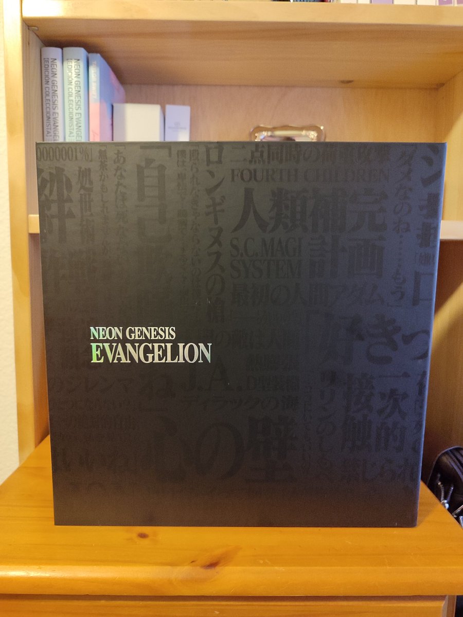 _aboyhasnouser's tweet photo. Estoy vendiendo el cofre de The Promised Neverland y la Ed. Coleccionista Negra de Evangelion, a un precio bastante más bajo del que salieron. Ambos están como nuevos, la de Evangelion no tiene ni un uso.  

Si me podéis dar RT os lo agradezco 🙏🏻 @VivaErManga @_tzzk @monitrad_ https://t.co/2NxAtKN6w4