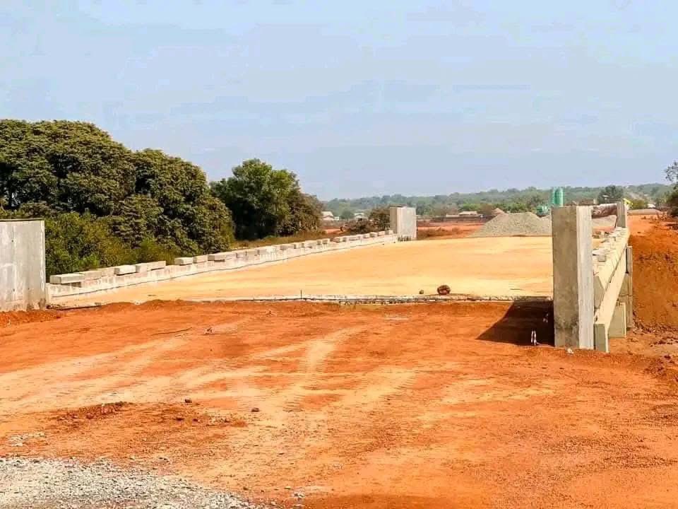 ABOUHUD's tweet photo. Les travaux de construction sur la route nationale qui relie entre Kankan -Mandiana….❤️❤️❤️🇬🇳🇬🇳🇬🇳
#Guinee
#Kankan
#Mandiana https://t.co/zmvFQPjnLC
