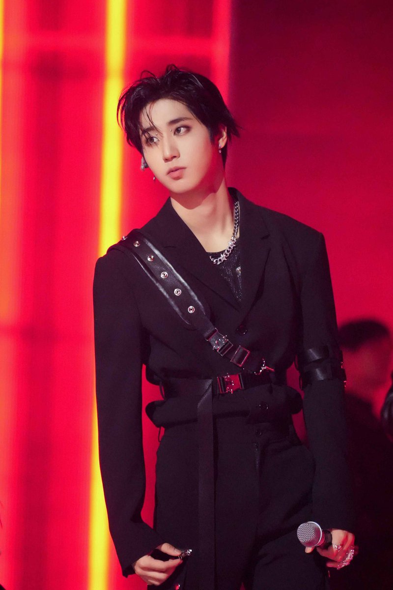 HANZ0NE's tweet photo. #한 ★ for #BBMAs performance https://t.co/4nl2fzjgyy