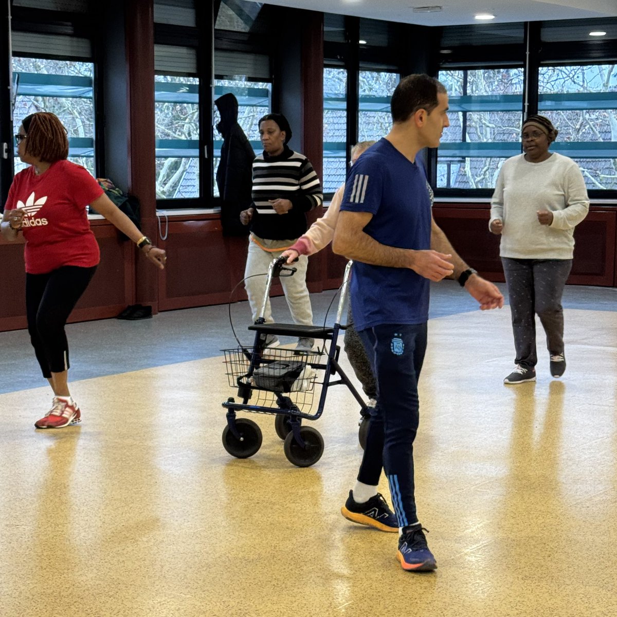 Cities for Better Health, 2e jour de tournage avec <a href="/NovoNordiskFR/">Novo Nordisk France</a>. On commence avec Sadek et un atelier d’activité physique adaptée au Centre l’Escale, Cité de l’Ill à Strasbourg. #SportSante #Prevention #diabète
