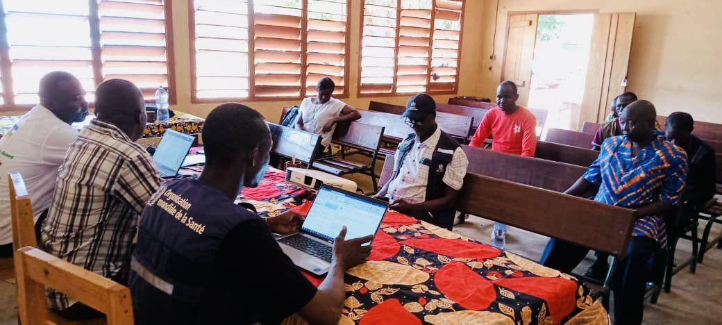 OMSCentrafrique's tweet photo. Pour améliorer le système de santé en #RCA 🇨🇫, @WHO appuie la formation sur l’outil #HeRAMS, des équipes cadres des districts sanitaires, contributeurs de la plateforme. #HeRAMS est un outil de l’OMS qui aide les pays à normaliser & évaluer la disponibilité des services médicaux. https://t.co/D9KACk5vwT