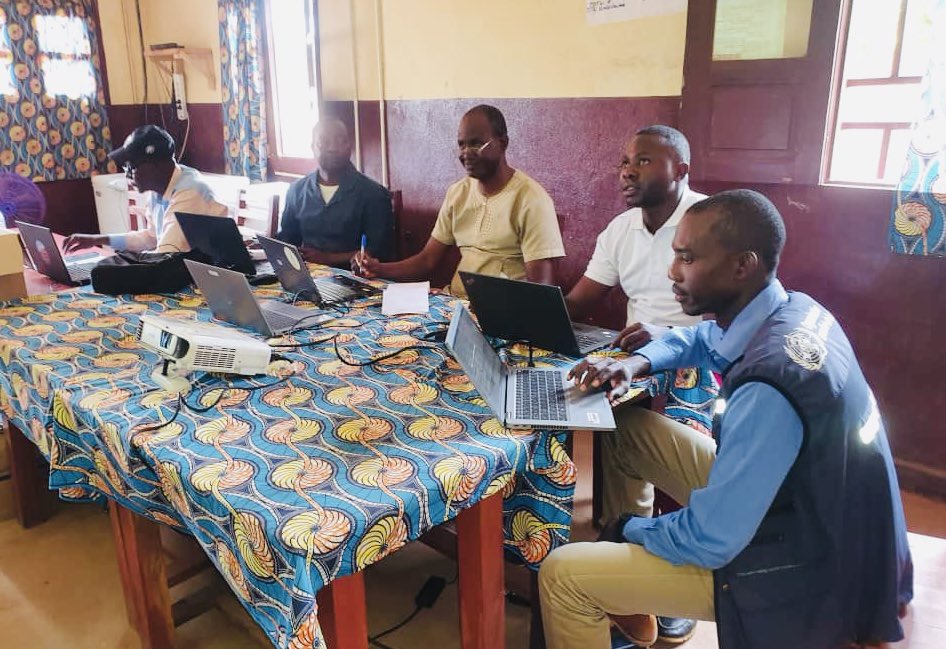 OMSCentrafrique's tweet photo. Pour améliorer le système de santé en #RCA 🇨🇫, @WHO appuie la formation sur l’outil #HeRAMS, des équipes cadres des districts sanitaires, contributeurs de la plateforme. #HeRAMS est un outil de l’OMS qui aide les pays à normaliser & évaluer la disponibilité des services médicaux. https://t.co/D9KACk5vwT