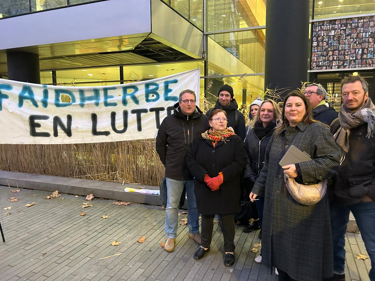 Avant d'entrer en séance nos élues #GRE sont allées soutenir le lycée Faidherbe en lutte depuis des jours contre la baisse des dotations régionales pour les établissements du secondaire.

<a href="/MarieAnge_Layer/">Marie-Ange Layer</a> a déposé une question orale à la majorité concernant cet établissement.