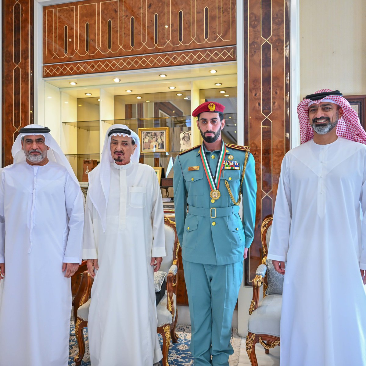 AjmanMedia's tweet photo. أكد صاحب السمو الشيخ حميد بن راشد النعيمي، عضو المجلس الأعلى حاكم عجمان، أن جائزة محمد بن راشد للأداء الحكومي المتميز ، تمثل محطة مهمة في تطور مسيرة العمل الحكومي لدولة الإمارات وتعبّر عن إرادة قيادتنا لتعزيز ريادتنا العالمية في مختلف المجالات، وتعكس الرؤية الاستراتيجية التي تتبناها لتحويل الحكومة إلى نموذج ريادي، وتحفيز المؤسسات على تخطي الحدود التقليدية في الأداء لتصبح نماذج يُقتدى بها في تحقيق التميز الذي يمثل بداية لمسيرة طويلة من التطوير والابتكار.

جاء ذلك خلال استقبال صاحب السمو حاكم عجمان، بمجلسه في الديوان الأميري، اليوم، بحضور سمو الشيخ عمار بن حميد النعيمي ولي عهد عجمان رئيس المجلس التنفيذي، النقيب راشد بن حمدان النعيمي من وزارة الداخلية - القيادة العامة لشرطة عجمان الفائز بوسام رئيس مجلس الوزراء للشباب ضمن جائزة محمد بن راشد للأداء الحكومي المتميز 2024.

وبارك صاحب السمو حاكم عجمان للنقيب راشد بن حمدان النعيمي حصوله على وسام رئيس مجلس الوزراء للشباب ، واعرب سموه عن أمله أن يكون ما تحقق دافعا لمزيد من البذل والعطاء والاستمرار في طريق التميز، وترجمة لتطلعات قيادتنا الرشيدة في أن تكون دولتنا ملهمة للتميز سباقة نحو المركز الأول.

وأكد سموه أن وسام رئيس مجلس الوزراء للشباب 2024 سيكون اضافة متميزة لشرطة عجمان يرسخ نجاحاتها وإنجازاتها التي ظلت تحققها في مختلف مجالات العمل الشرطي ويعزز مكانتها كمنارةً للعلم والمعرفة والجودة والتميز المؤسسي بسواعد وعقول كوادرنا الوطنية، التي تعد نماذج رائدة ومشرفة تفخر بها المؤسسة الشرطية.

من جانبه تقدم النقيب راشد بن حمدان النعيمي ، بالشكر والتقدير إلى صاحب السمو الشيخ حميد بن راشد النعيمي وسمو الشيخ عمار بن حميد النعيمي ، على دعمهما وتشجيعهما الدائم وتحفيزهما المستمر على العطاء والتميز،  مؤكدا أن الفوز سيكون دافعا له للاستمرار في طريق التميز وتحقيق المزيد من الإنجازات والجوائز على المستوى العالمي والمحلي.

حضر الاستقبال ، الشيخ أحمد بن حميد النعيمي ممثل صاحب السمو حاكم عجمان للشؤون الإدارية والمالية والشيخ حميد بن عمار النعيمي والشيخ راشد بن عمار النعيمي نائب رئيس نادي عجمان ومعالي الشيخ الدكتور ماجد بن سعيد النعيمي رئيس ديوان الحاكم وسعادة الشيخ عبدالله بن ماجد النعيمي مدير عام مكتب شؤون المواطنين وسعادة العميد خالد محمد النعيمي نائب قائد عام شرطة عجمان وعدد من كبار المسؤولين.