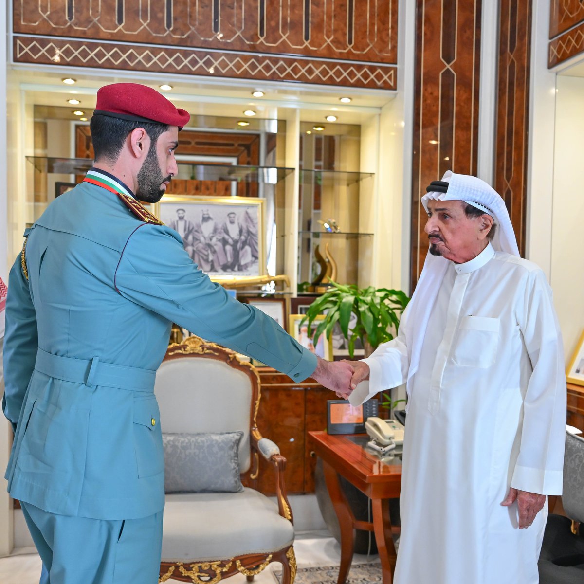AjmanMedia's tweet photo. أكد صاحب السمو الشيخ حميد بن راشد النعيمي، عضو المجلس الأعلى حاكم عجمان، أن جائزة محمد بن راشد للأداء الحكومي المتميز ، تمثل محطة مهمة في تطور مسيرة العمل الحكومي لدولة الإمارات وتعبّر عن إرادة قيادتنا لتعزيز ريادتنا العالمية في مختلف المجالات، وتعكس الرؤية الاستراتيجية التي تتبناها لتحويل الحكومة إلى نموذج ريادي، وتحفيز المؤسسات على تخطي الحدود التقليدية في الأداء لتصبح نماذج يُقتدى بها في تحقيق التميز الذي يمثل بداية لمسيرة طويلة من التطوير والابتكار.

جاء ذلك خلال استقبال صاحب السمو حاكم عجمان، بمجلسه في الديوان الأميري، اليوم، بحضور سمو الشيخ عمار بن حميد النعيمي ولي عهد عجمان رئيس المجلس التنفيذي، النقيب راشد بن حمدان النعيمي من وزارة الداخلية - القيادة العامة لشرطة عجمان الفائز بوسام رئيس مجلس الوزراء للشباب ضمن جائزة محمد بن راشد للأداء الحكومي المتميز 2024.

وبارك صاحب السمو حاكم عجمان للنقيب راشد بن حمدان النعيمي حصوله على وسام رئيس مجلس الوزراء للشباب ، واعرب سموه عن أمله أن يكون ما تحقق دافعا لمزيد من البذل والعطاء والاستمرار في طريق التميز، وترجمة لتطلعات قيادتنا الرشيدة في أن تكون دولتنا ملهمة للتميز سباقة نحو المركز الأول.

وأكد سموه أن وسام رئيس مجلس الوزراء للشباب 2024 سيكون اضافة متميزة لشرطة عجمان يرسخ نجاحاتها وإنجازاتها التي ظلت تحققها في مختلف مجالات العمل الشرطي ويعزز مكانتها كمنارةً للعلم والمعرفة والجودة والتميز المؤسسي بسواعد وعقول كوادرنا الوطنية، التي تعد نماذج رائدة ومشرفة تفخر بها المؤسسة الشرطية.

من جانبه تقدم النقيب راشد بن حمدان النعيمي ، بالشكر والتقدير إلى صاحب السمو الشيخ حميد بن راشد النعيمي وسمو الشيخ عمار بن حميد النعيمي ، على دعمهما وتشجيعهما الدائم وتحفيزهما المستمر على العطاء والتميز،  مؤكدا أن الفوز سيكون دافعا له للاستمرار في طريق التميز وتحقيق المزيد من الإنجازات والجوائز على المستوى العالمي والمحلي.

حضر الاستقبال ، الشيخ أحمد بن حميد النعيمي ممثل صاحب السمو حاكم عجمان للشؤون الإدارية والمالية والشيخ حميد بن عمار النعيمي والشيخ راشد بن عمار النعيمي نائب رئيس نادي عجمان ومعالي الشيخ الدكتور ماجد بن سعيد النعيمي رئيس ديوان الحاكم وسعادة الشيخ عبدالله بن ماجد النعيمي مدير عام مكتب شؤون المواطنين وسعادة العميد خالد محمد النعيمي نائب قائد عام شرطة عجمان وعدد من كبار المسؤولين.