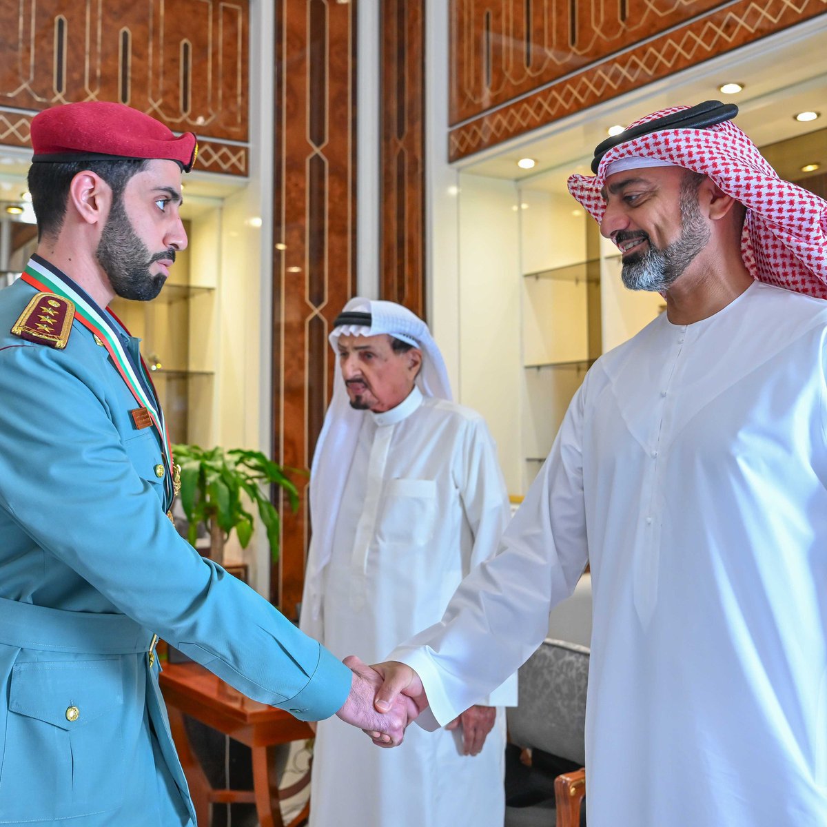AjmanMedia's tweet photo. أكد صاحب السمو الشيخ حميد بن راشد النعيمي، عضو المجلس الأعلى حاكم عجمان، أن جائزة محمد بن راشد للأداء الحكومي المتميز ، تمثل محطة مهمة في تطور مسيرة العمل الحكومي لدولة الإمارات وتعبّر عن إرادة قيادتنا لتعزيز ريادتنا العالمية في مختلف المجالات، وتعكس الرؤية الاستراتيجية التي تتبناها لتحويل الحكومة إلى نموذج ريادي، وتحفيز المؤسسات على تخطي الحدود التقليدية في الأداء لتصبح نماذج يُقتدى بها في تحقيق التميز الذي يمثل بداية لمسيرة طويلة من التطوير والابتكار.

جاء ذلك خلال استقبال صاحب السمو حاكم عجمان، بمجلسه في الديوان الأميري، اليوم، بحضور سمو الشيخ عمار بن حميد النعيمي ولي عهد عجمان رئيس المجلس التنفيذي، النقيب راشد بن حمدان النعيمي من وزارة الداخلية - القيادة العامة لشرطة عجمان الفائز بوسام رئيس مجلس الوزراء للشباب ضمن جائزة محمد بن راشد للأداء الحكومي المتميز 2024.

وبارك صاحب السمو حاكم عجمان للنقيب راشد بن حمدان النعيمي حصوله على وسام رئيس مجلس الوزراء للشباب ، واعرب سموه عن أمله أن يكون ما تحقق دافعا لمزيد من البذل والعطاء والاستمرار في طريق التميز، وترجمة لتطلعات قيادتنا الرشيدة في أن تكون دولتنا ملهمة للتميز سباقة نحو المركز الأول.

وأكد سموه أن وسام رئيس مجلس الوزراء للشباب 2024 سيكون اضافة متميزة لشرطة عجمان يرسخ نجاحاتها وإنجازاتها التي ظلت تحققها في مختلف مجالات العمل الشرطي ويعزز مكانتها كمنارةً للعلم والمعرفة والجودة والتميز المؤسسي بسواعد وعقول كوادرنا الوطنية، التي تعد نماذج رائدة ومشرفة تفخر بها المؤسسة الشرطية.

من جانبه تقدم النقيب راشد بن حمدان النعيمي ، بالشكر والتقدير إلى صاحب السمو الشيخ حميد بن راشد النعيمي وسمو الشيخ عمار بن حميد النعيمي ، على دعمهما وتشجيعهما الدائم وتحفيزهما المستمر على العطاء والتميز،  مؤكدا أن الفوز سيكون دافعا له للاستمرار في طريق التميز وتحقيق المزيد من الإنجازات والجوائز على المستوى العالمي والمحلي.

حضر الاستقبال ، الشيخ أحمد بن حميد النعيمي ممثل صاحب السمو حاكم عجمان للشؤون الإدارية والمالية والشيخ حميد بن عمار النعيمي والشيخ راشد بن عمار النعيمي نائب رئيس نادي عجمان ومعالي الشيخ الدكتور ماجد بن سعيد النعيمي رئيس ديوان الحاكم وسعادة الشيخ عبدالله بن ماجد النعيمي مدير عام مكتب شؤون المواطنين وسعادة العميد خالد محمد النعيمي نائب قائد عام شرطة عجمان وعدد من كبار المسؤولين.