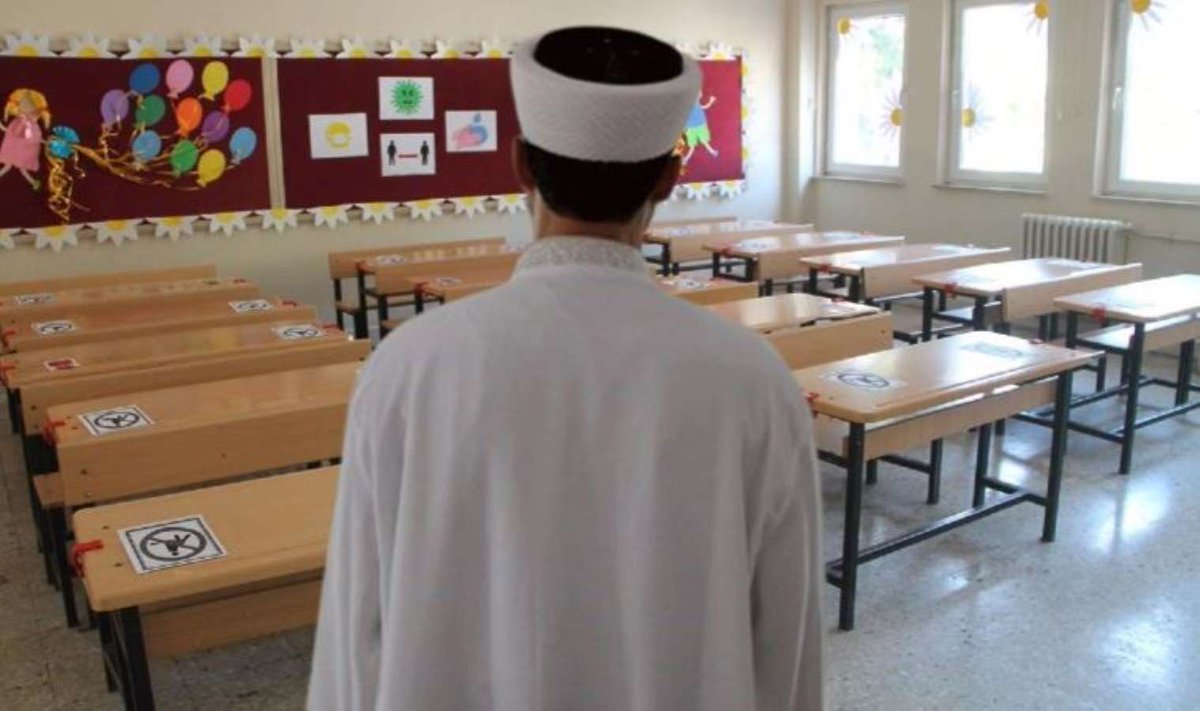 songul_dagdelen's tweet photo. Okullarda sınıf anneleri yasaklandı,
yerlerine sınıf imamları atandı...

Tam bir rezillik değil mi? https://t.co/A6I62GqOSS
