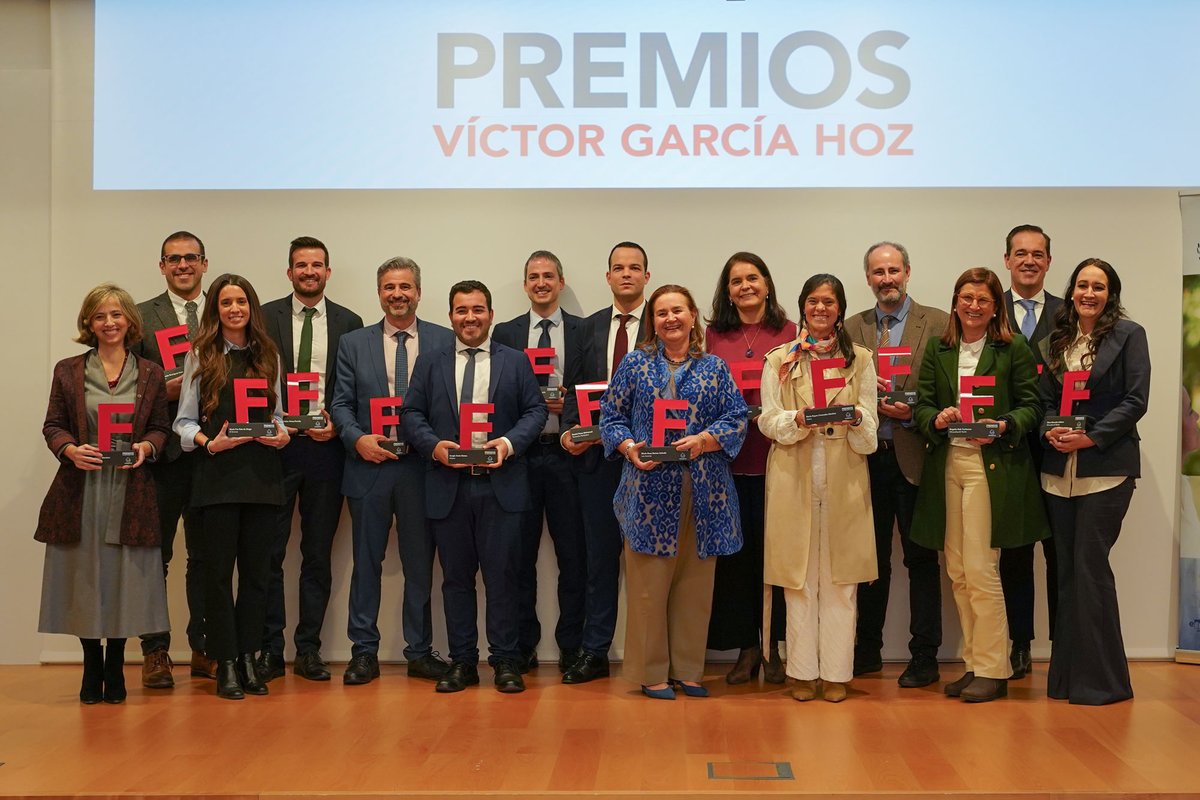 Enhorabuena a Sonsoles Mateo Montero, <a href="/AlumniVillanuev/">Alumni Universidad Villanueva</a> de #Educación y a <a href="/Macacaggr/">Macarena Cagigal</a>, profesora de #EducaciónPrimaria de la Universidad, que han sido galardonadas en la XI edición de los Premios Víctor García Hoz a la innovación educativa. Organizados por Fundación <a href="/fundacionFCE/">Fundación Fomento Centros de Enseñanza</a>,