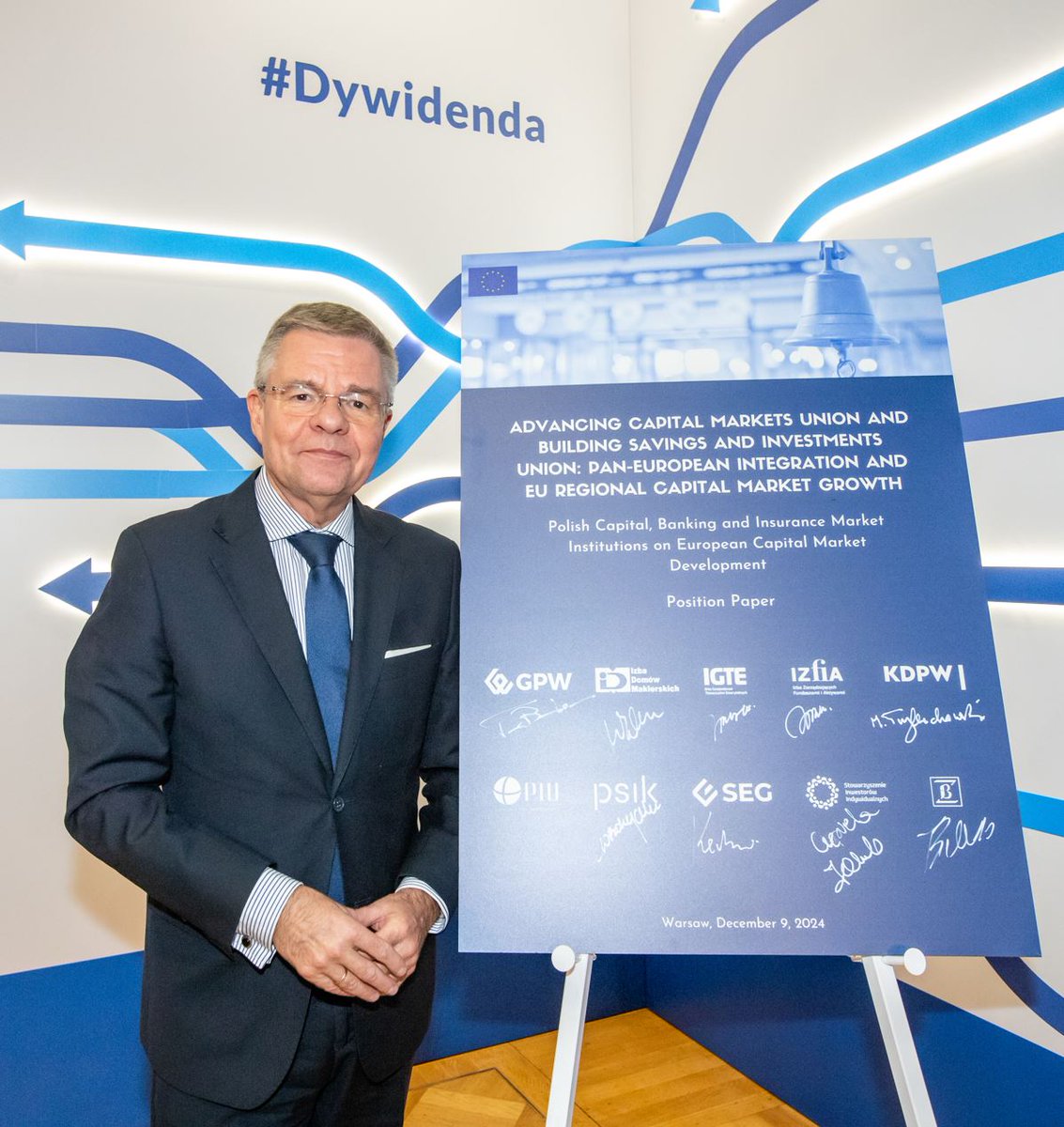 KDPW_'s tweet photo. W telewizji @biznes24pl gościem redaktora Romana Młodkowskiego był prezes @KDPW_ Maciej #Trybuchowski. Rozmowa dotyczyła przyszłości rynku kapitałowego w Polsce w kontekście Unii Rynków Kapitałowych.
Kilka dni temu dziesięć kluczowych instytucji finansowych w Polsce zaprezentowało wspólną wizję przyszłości europejskich rynków kapitałowych. Stanowisko zawiera osiem kluczowych rekomendacji na rzecz rozwoju Unii Rynków Kapitałowych oraz budowy Unii Oszczędności i Inwestycji.
Przedstawione priorytety obejmują zrównoważone podejście do integracji rynków, przyciągnięcie inwestorów indywidualnych, rozwój funduszy i planów emerytalnych oraz PE/VC/PD, uproszczenie regulacji dla MŚP, intensyfikację edukacji finansowej, zwiększanie płynności rynków, optymalizację procesów post-transakcyjnych, a także odbudowę bankowości inwestycyjnej. Polska prezydencja w Radzie UE w 2025 roku będzie szansą na promocję tych priorytetów wśród państw członkowskich, aby zwiększyć ich wpływ na rozwój wspólnego rynku kapitałowego.
https://t.co/5J7TSPTcOU