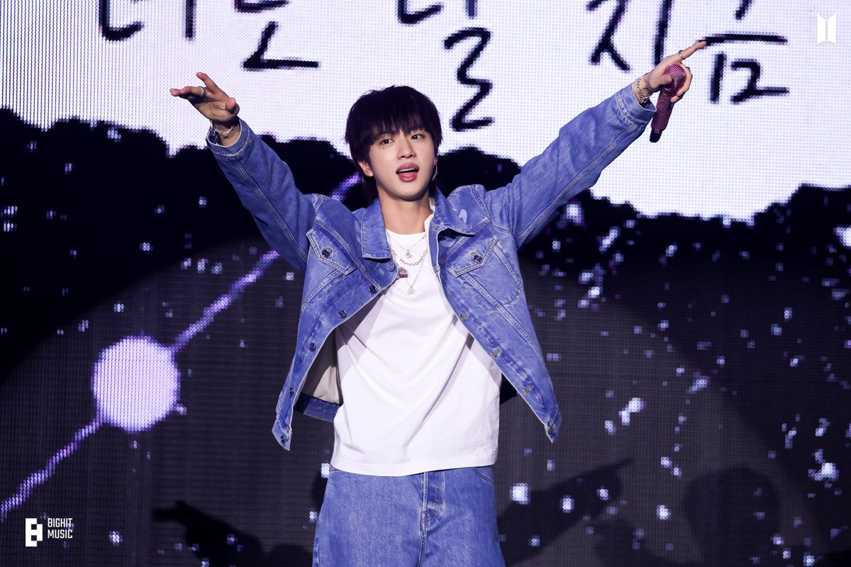 진 (Jin) ‘Happy’ Special Stage Photo Sketch
@ (weverse.io/bts/media/4-18…)
@ (facebook.com/share/p/KaX7uY…)

#진 #Jin #Jin_Happy