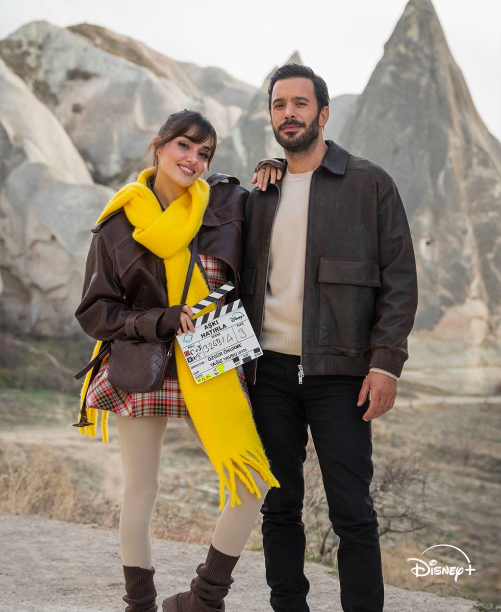 KbAskbitti's tweet photo. Al fin la esperada claqueta 🎬 suerte y éxito🧿♾️ #Rimender #HandeErçel #BarışArduç #AşkıHatırla https://t.co/vO3nR4OB16