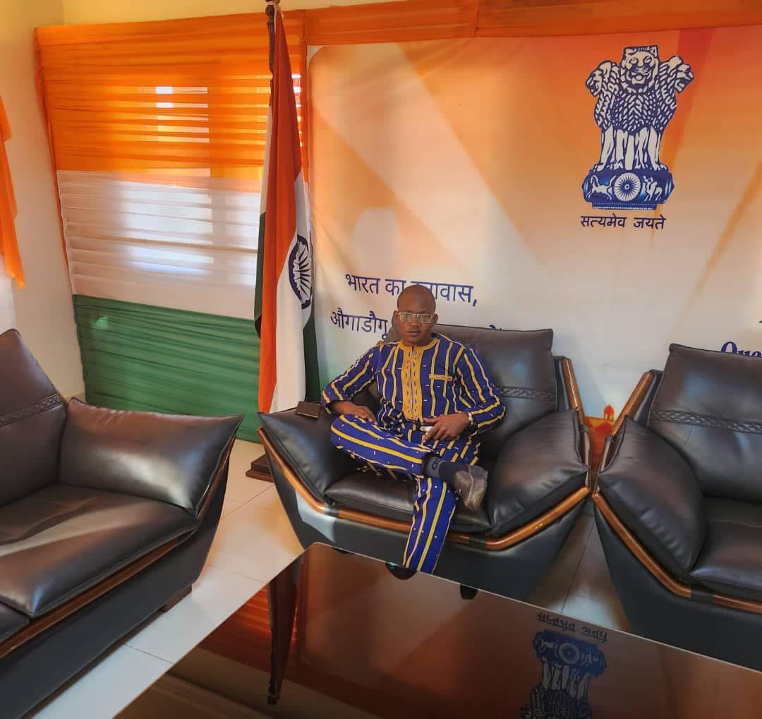 शुभ प्रभात,
सप्ताह की बहुत अच्छी शुरुआत
ईश्वर के अलावा कोई ईश्वर नहीं है और मैं उसका शिष्य हूं .