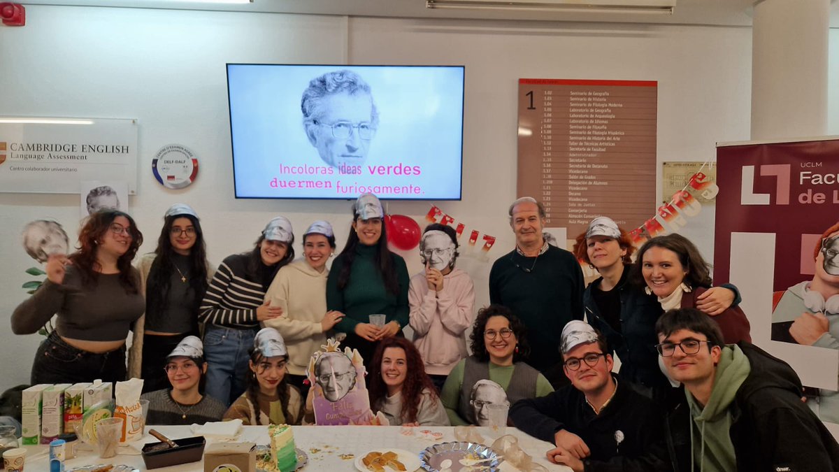 Ayer celebramos el cumpleaños de Chomsky por todo lo alto <a href="/HispanicasUCLM/">Hispánicas UCLM</a> <a href="/DeLetras_UCLM/">Facultad Letras UCLM</a> ¡Por muchos años más! 🥳